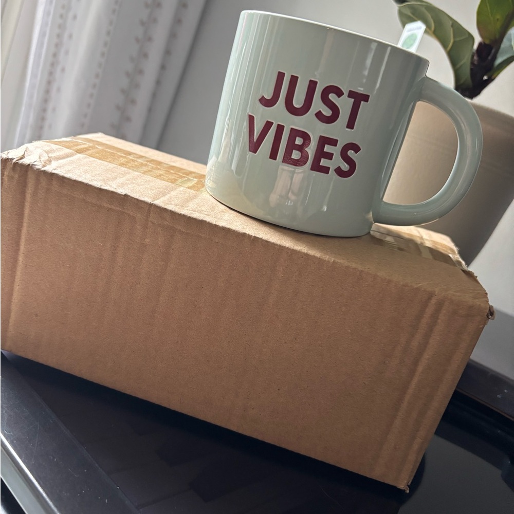 Room Essentials light green Mugs with „Just Vibes”. 6 mugs (set). LARGE- NEW!